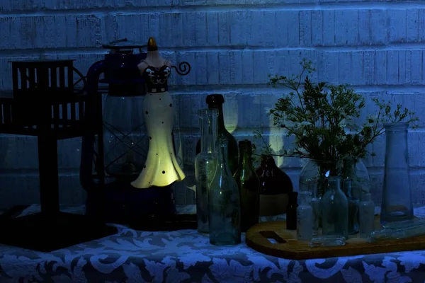 Stillleben Flaschen Und Ein Blumenstrauß — Stockfoto