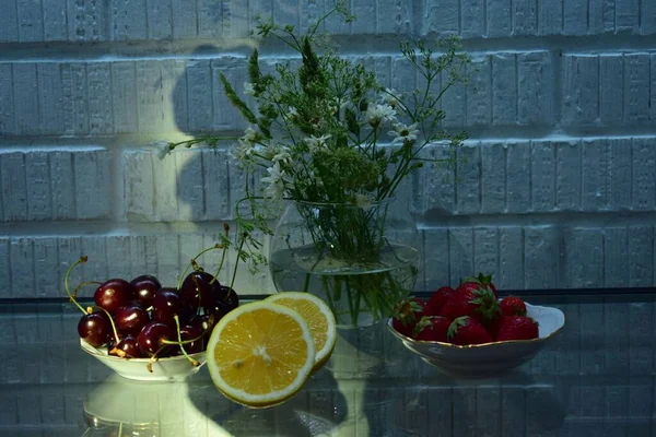 Strawberry Cherry Lemon Bouquet Flowers — Stockfoto
