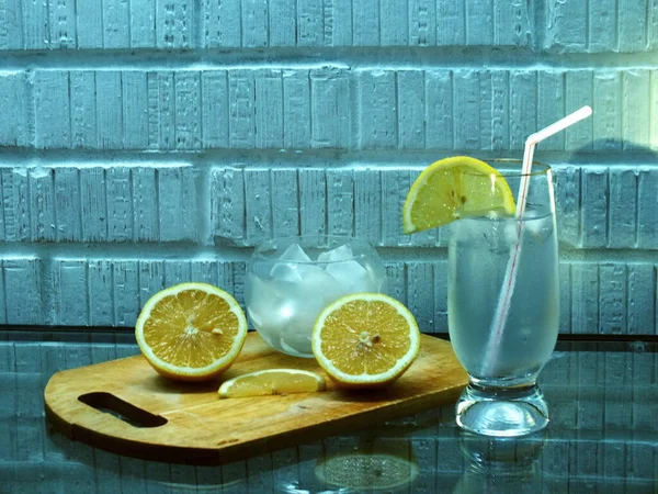 Ett Glas Vatten Med Citron Och — Stockfoto