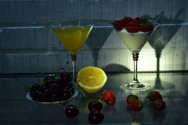 Orangensaft Erdbeeren Und Sahne — Stockfoto