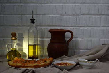 natürmort, pizza ve zeytinyağı