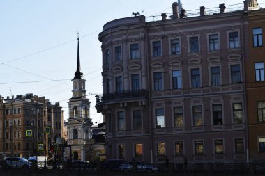 Tarihi bir binanın ön cephesi, sömürge tarzı, antika tarzı.