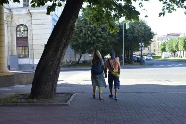 Şehrin sokaklarında yeşil ağaçlar