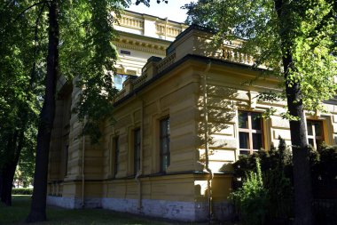 Antika tarzında tarihi bir binanın ön cephesi