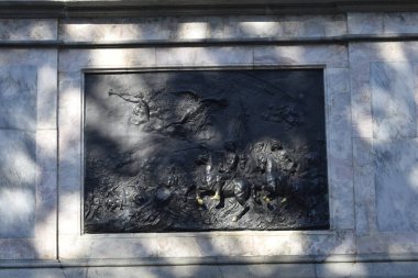 Duvarda kabartma var.