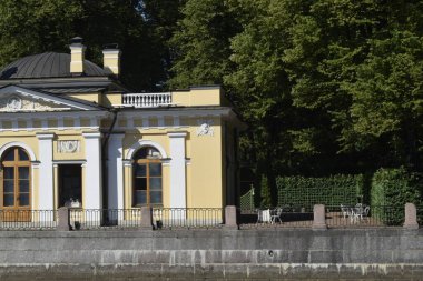 Büyük şehir kanalı yakınındaki binalar