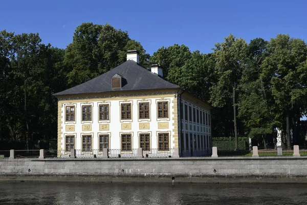 Gebäude Der Nähe Des Großstadtkanals — Stockfoto