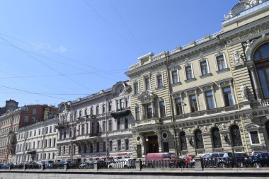 Şehirdeki bir binanın ön cephesi, eski merkez.