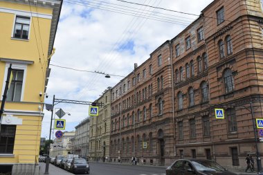 Şehirdeki bir binanın ön cephesi, eski merkez.