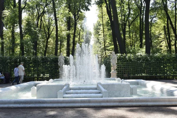 Parque Lugar Para Pessoas Relaxarem Árvores Verdes — Fotografia de Stock