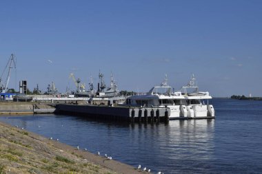 Gemiler limanda, rıhtımda, kıyı şeridinde