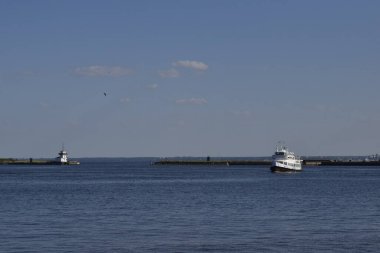 Gemiler limanda, rıhtımda, kıyı şeridinde