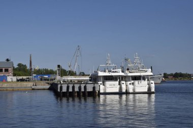 Gemiler limanda, rıhtımda, kıyı şeridinde