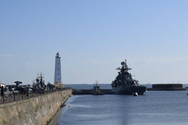 Gemiler limanda, rıhtımda, kıyı şeridinde