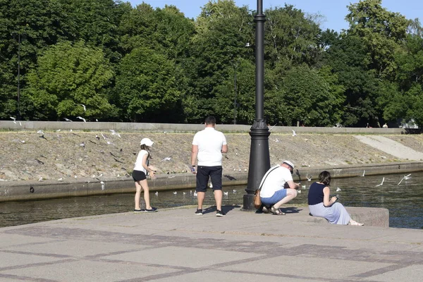 Menschen Entspannen Sich Auf Der Seebrücke — Stockfoto