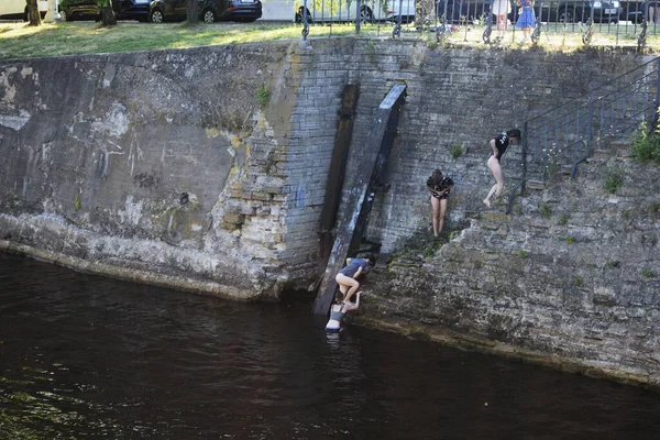 Kinder Schwimmen Kanal — Stockfoto