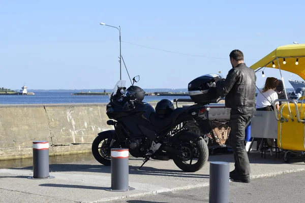 Biker Und Motorrad Auf Der Seebrücke — Stockfoto