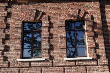 Eski tuğla duvardaki pencere