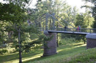 Nehrin üzerindeki demir köprü