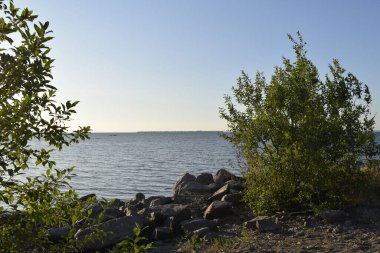 Gün batımı göl kıyısında