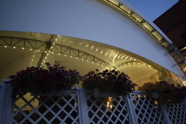 Kafedeki veranda kaplıydı.