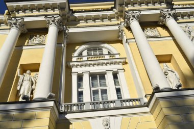 Şehirdeki bina, klasik mimari.