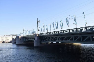 Nehir üzerindeki köprü, nehir.