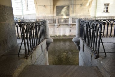 Şehirdeki su kanalı