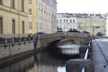 Şehirdeki su kanalı