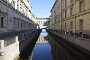 Şehirdeki su kanalı