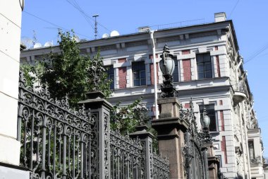 Binanın ön cephesinin ayrıntıları