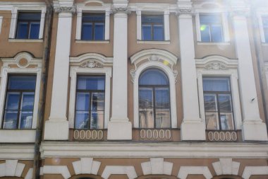 Binanın ön cephesinin ayrıntıları