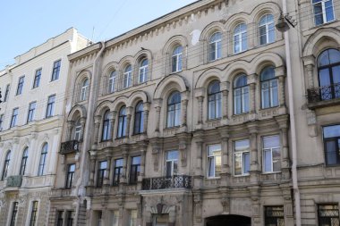 Binanın ön cephesinin ayrıntıları