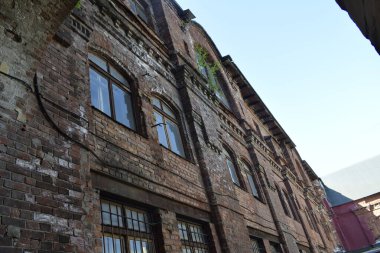 Binanın ön cephesinin ayrıntıları