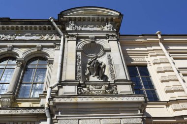 Binanın ön cephesinin ayrıntıları