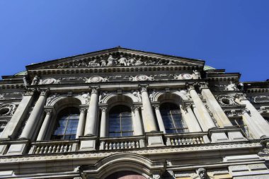 Binanın ön cephesinin ayrıntıları