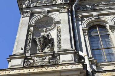 Binanın ön cephesinin ayrıntıları