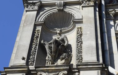 Binanın ön cephesinin ayrıntıları