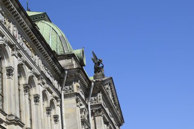 Binanın ön cephesinin ayrıntıları