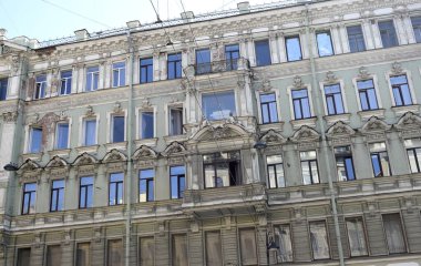 Şehirdeki bir binanın ön cephesi.