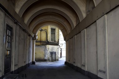 Kemer, avlunun girişi.