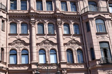 Binanın ön cephesinin ayrıntıları