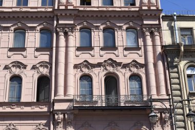 Binanın ön cephesinin ayrıntıları