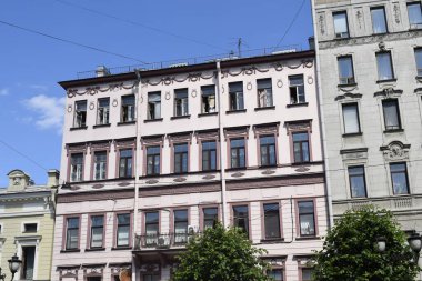 Binanın ön cephesi