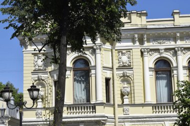 Binanın ön cephesinin ayrıntıları