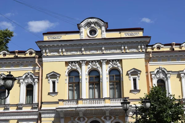 Die Fassade Des Gebäudes — Stockfoto