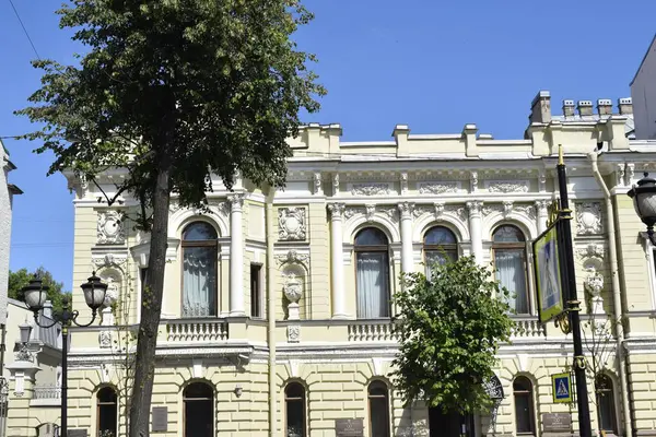 Die Fassade Des Gebäudes — Stockfoto