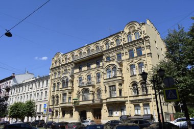 Binanın ön cephesi