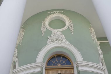 Binanın ön cephesi