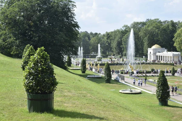 Parque Com Fontes Para Pessoas Relaxarem — Fotografia de Stock